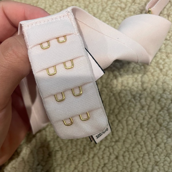 Incredible by Victoria’s Secret lined Bra - Picture 4 of 4